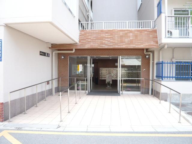 Entrance. Common areas