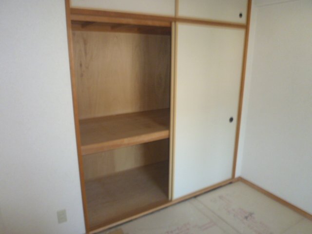 Receipt. It is a closet of the Japanese-style room. 