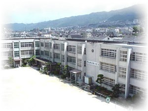 Primary school. Single Okanishi up to elementary school (elementary school) 563m