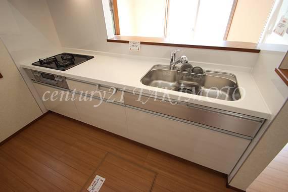 Kitchen. Popular face-to-face kitchen! Storage is also abundant!