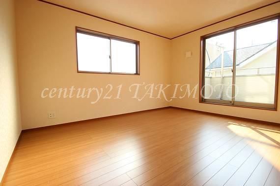 Non-living room. Housed with the entire room! You can use a wide room!