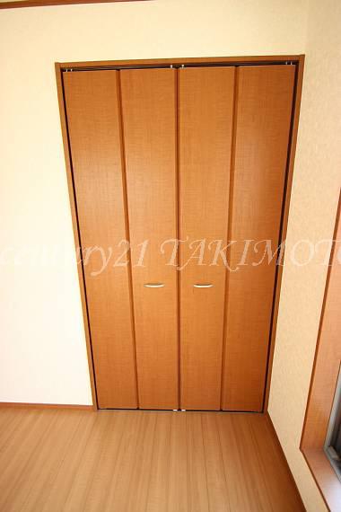 Receipt. Easy also clothes storage in the hanger pipe!