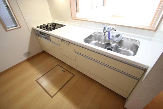 Kitchen. It is a popular face-to-face kitchen!