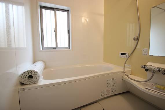 Bathroom. Spacious bathroom is 1 tsubo type!