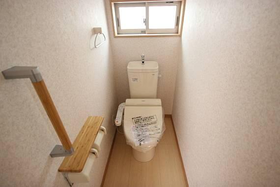 Toilet. Pat ventilation There is a window in the toilet!