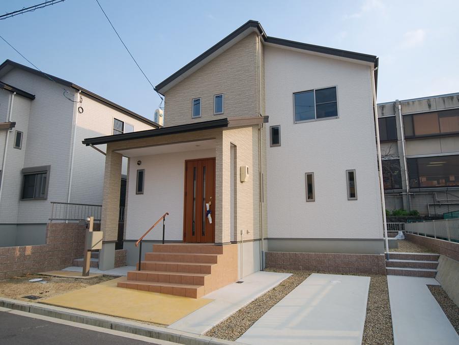 Local appearance photo. Asymmetrical design highly appearance. Two parking-friendly car. (No. 5 locations)