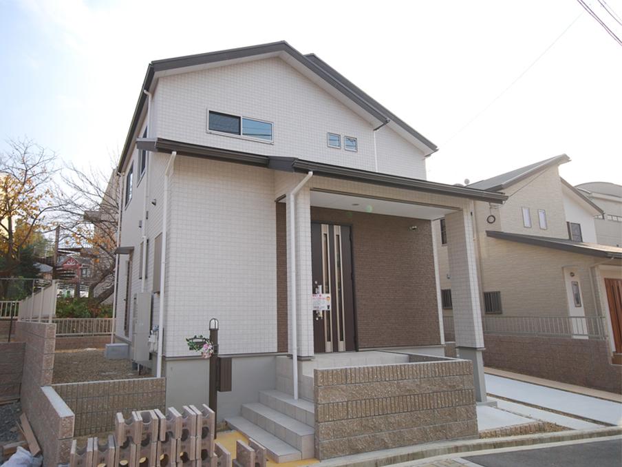 Local appearance photo. Fresh impression is white outer wall. Site attractive leeway that space was also firmly secured with the neighboring house. Two parking-friendly car. (No. 6 locations)