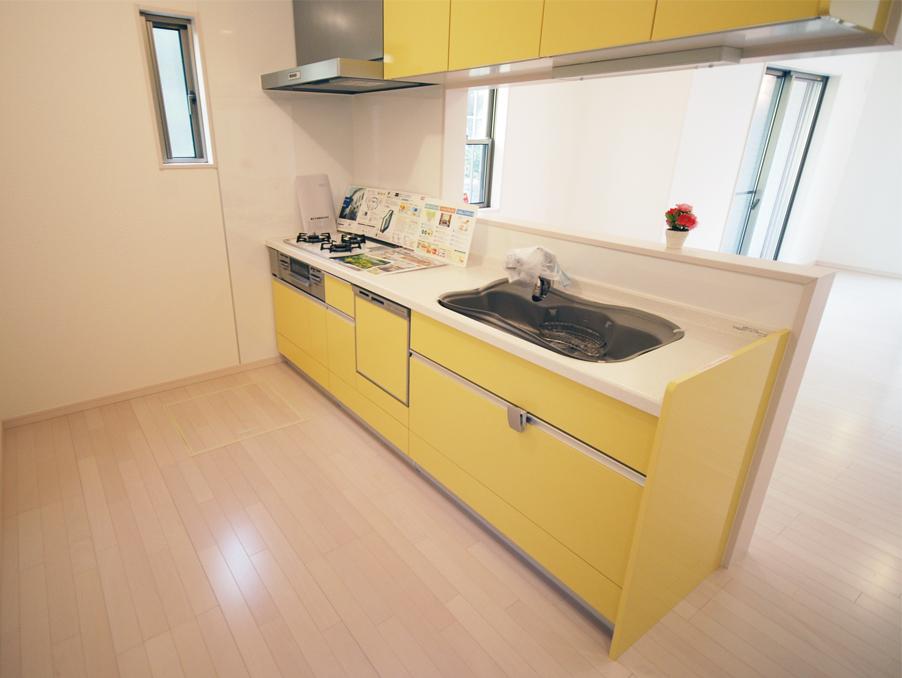 Kitchen. Face-to-face kitchen with good command of the housework while looking at the state of the family. (No. 6 locations)