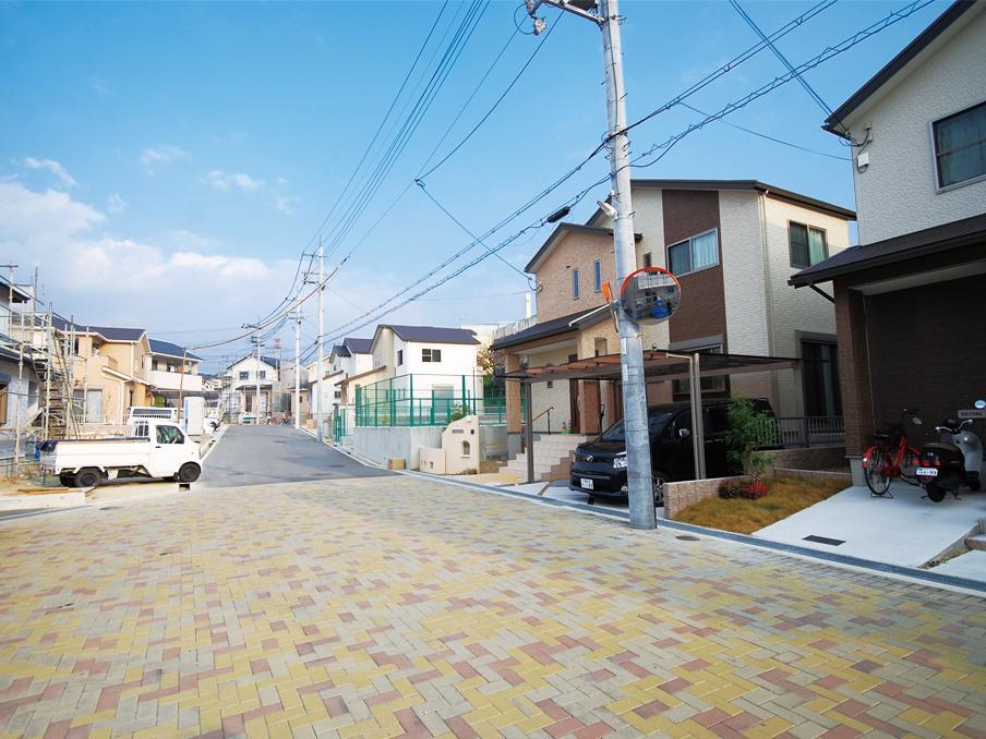 Local photos, including front road. JR "Fujisaka" station, 6 mins. Town of interlocking is beautiful 40 compartment.