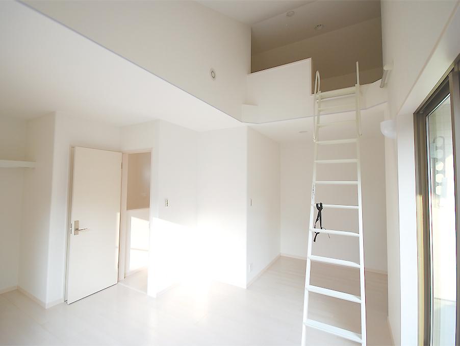 Non-living room. Under the loft is a hobby corner of the wife and husband. (No. 6 locations)