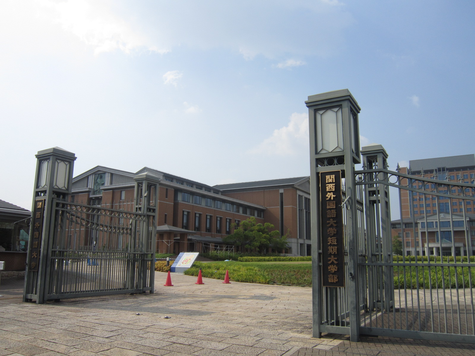 University ・ Junior college. Private Kansai Gaidai (University ・ 1437m up to junior college)