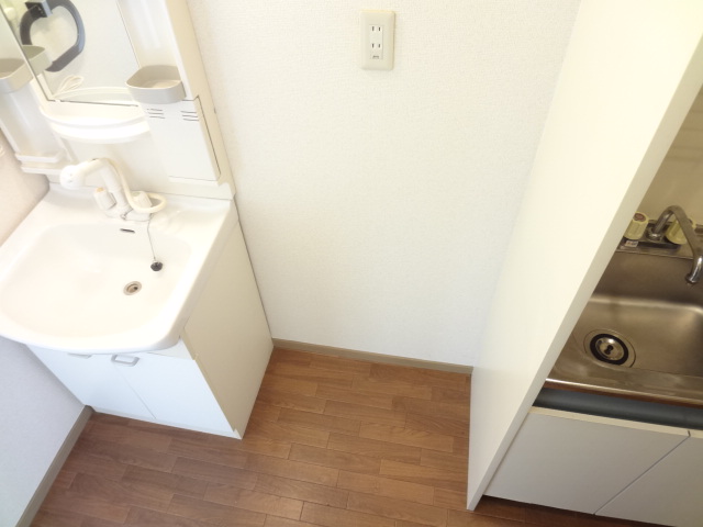 Other room space. Independent wash basin, Washing machine in the room