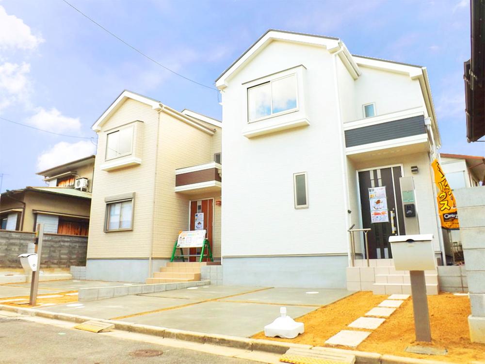 Local appearance photo. Local photos (streets) all 2 House!