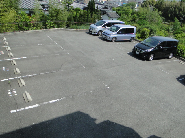 Parking lot. The height of the high-roof cars in the plane parking is also not worried! 