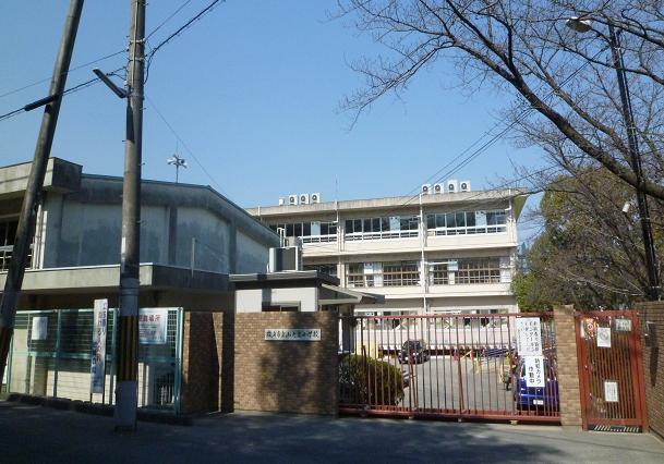 Primary school. 277m to Hirakata Municipal Yamanoue elementary school (elementary school)