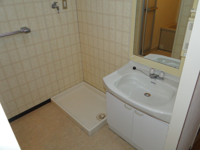 Washroom. Independent wash basin, The room is a laundry bread