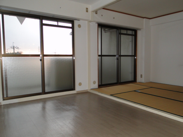 Living and room. It becomes a Japanese-style room and Tsuzukiai