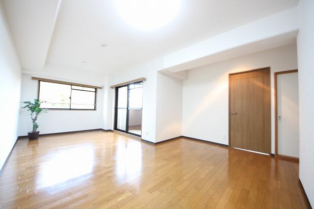 Living. Indoor (11 May 2013) Shooting LDK16.9 Pledge Balcony southeast side, Lighting ventilation good