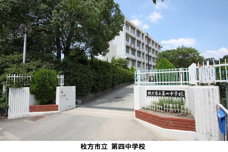 Junior high school. There in the place where dropped to the south of the 850m elementary school until the fourth junior high school. There is a Lawson is on the west side of the junior high school.