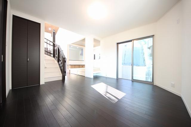 Living. 2013 October shooting There is a Japanese-style room space before the kitchen. It has become a counter-type, It is also good as a space that you can talk while the children and housework.