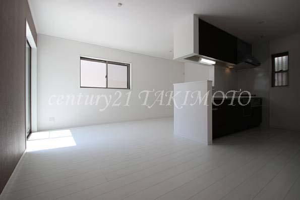 Living. Living room is a convenient face-to-face kitchen that can be passed seen.