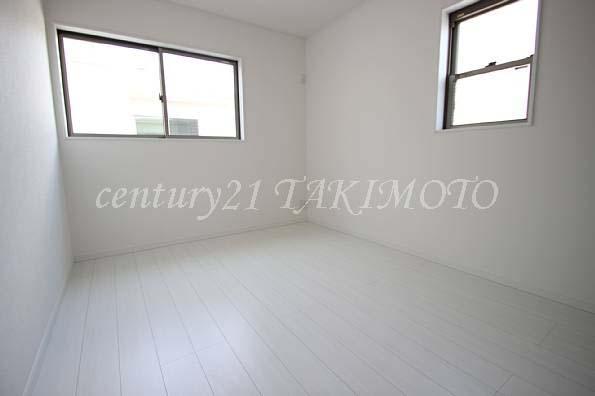 Non-living room. Spacious space.