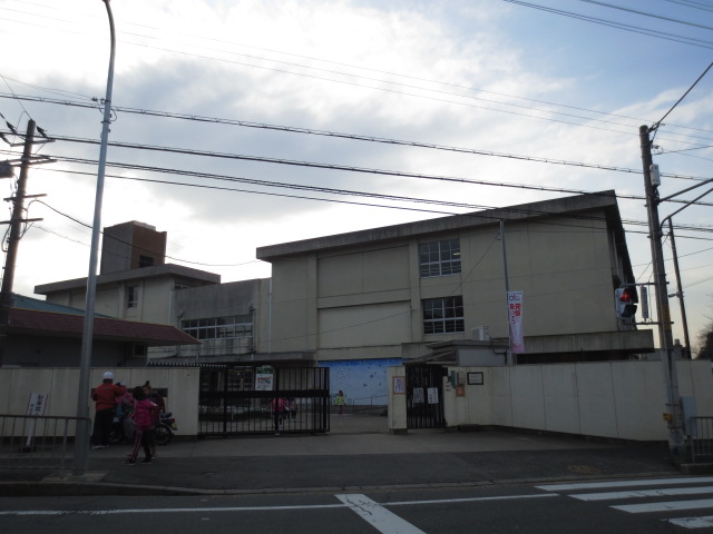 Primary school. Hirakata Ichiritsufunabashi up to elementary school (elementary school) 649m