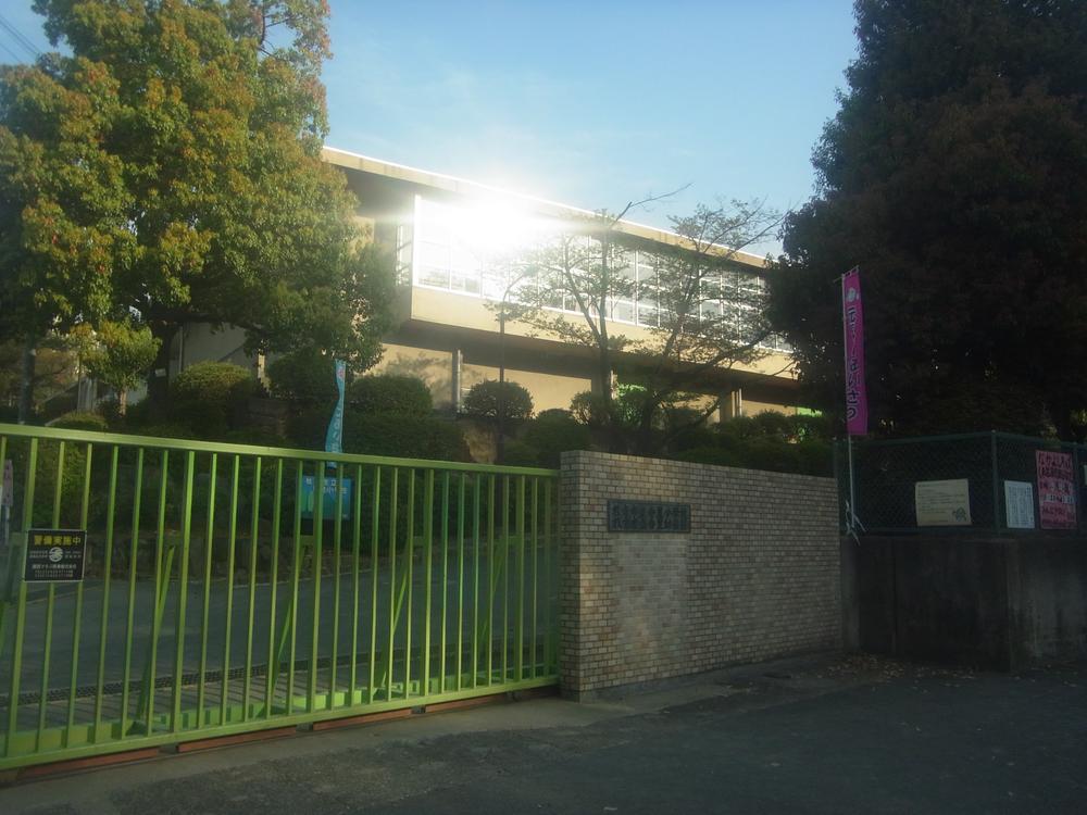Primary school. Hirakata municipal Kaori to elementary school 889m