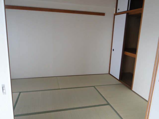 Other room space. Japanese-style room 6 Pledge is located adjacent to LDK! 