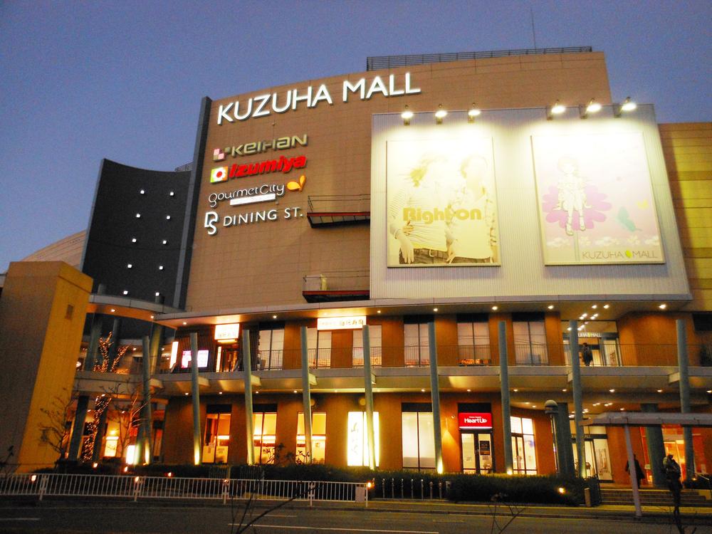 Shopping centre. Since Kuzunoha until the mall is 1030m litter mall in front of the station Tachiyoreru after work. Izumiya ・ It contains and Keihan Department. fashion ・ Miscellaneous goods ・ Such as daily necessities are met