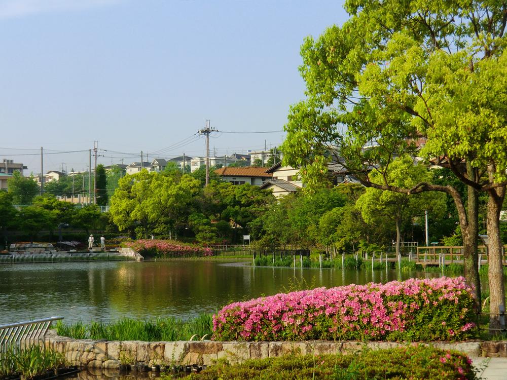 park. 510m walk 7 minutes to the forest of the citizen ■ In the center of the mirror Den pond, Flower Forest, The eight zones, such as the forest of babble, Unique green space that connects in the garden path and bridges