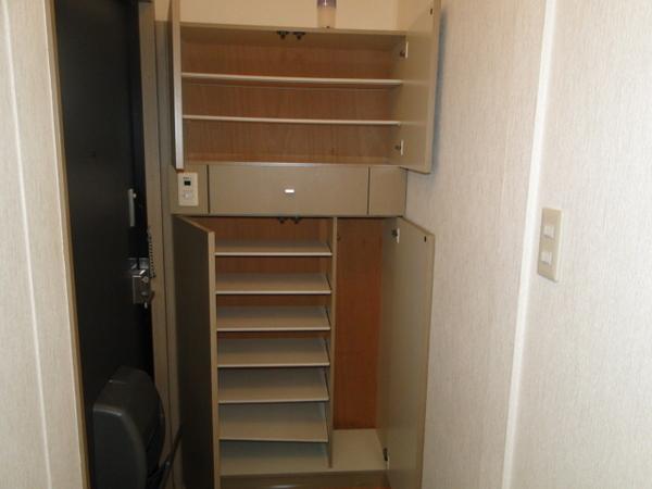 Entrance. Storage capacity of the shoe box also wonder! 