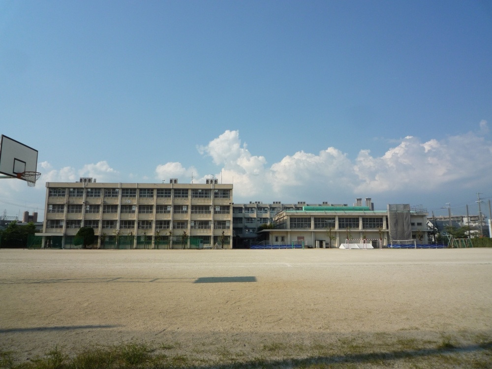 Junior high school. Municipal Kuzuha 312m to west junior high school (junior high school)