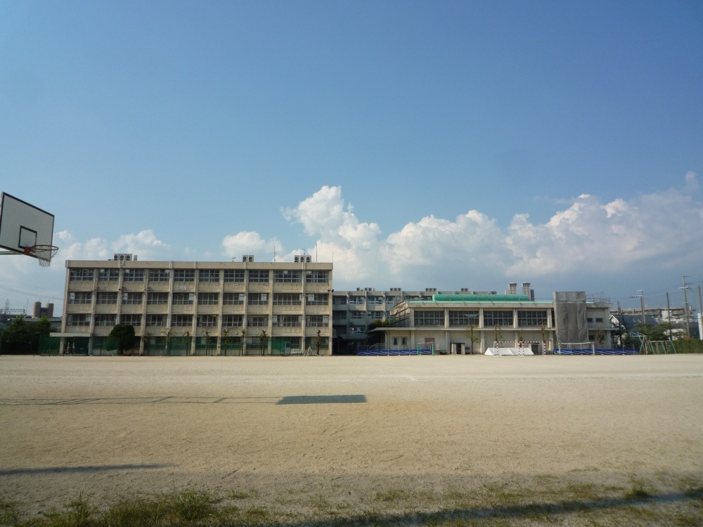 Junior high school. Municipal Kuzuha 1308m to the west junior high school (junior high school)