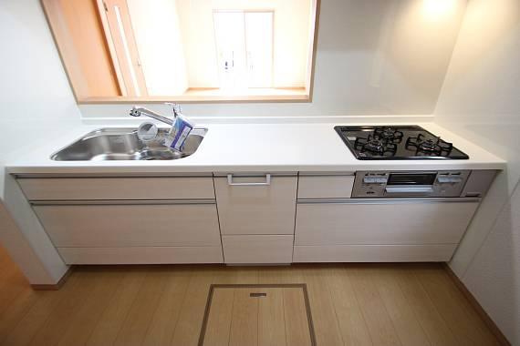 Kitchen. The state-of-the-art system kitchen abundant storage!