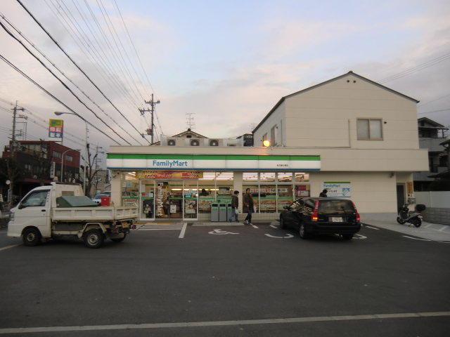 Convenience store. FamilyMart Hirakata Yabuhigashi store up (convenience store) 630m