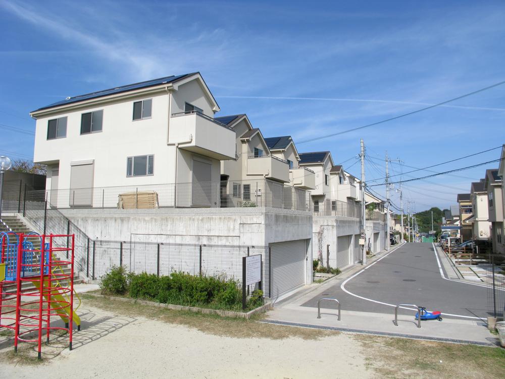 Local photos, including front road. new ・ Smart Street District streetscape (November 2012) shooting  Standard equipment with the "double power generation system" and "Enerukku PLUS".  Town to fulfill the life of "comfortable" in the smart house is "eco" one House one House.