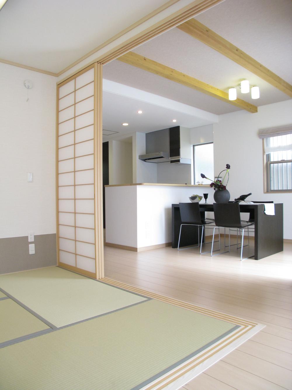 Kitchen. LDK friendly atmosphere in which the white tones. Make ceiling beams felt the warmth of the wood. Happy face-to-face kitchen that looks a mess without feeling cleaner. Model house (November 2012) shooting