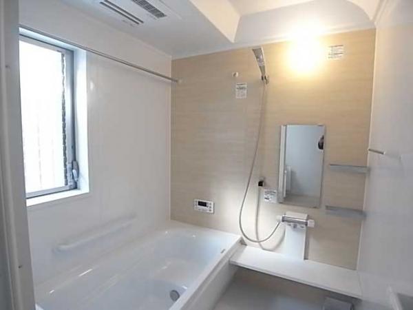Same specifications photo (bathroom). Comfortable bath time in the spacious bathroom