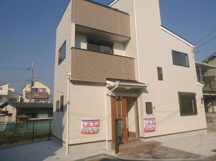 Local appearance photo. It is conveniently located about 12 minutes flat walk from Keihan Hirakata Station! Access to the city center is convenient!