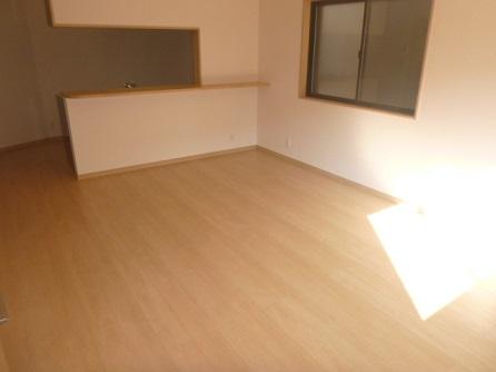 Living. About a 12-minute walk from Keihan Hirakata Station! Access to the city good ◎ [Facing south]  [More frontage 15m] For every, Day is good! There is space for 2 cars car! The surroundings are less calm environment the car street (shooting time)