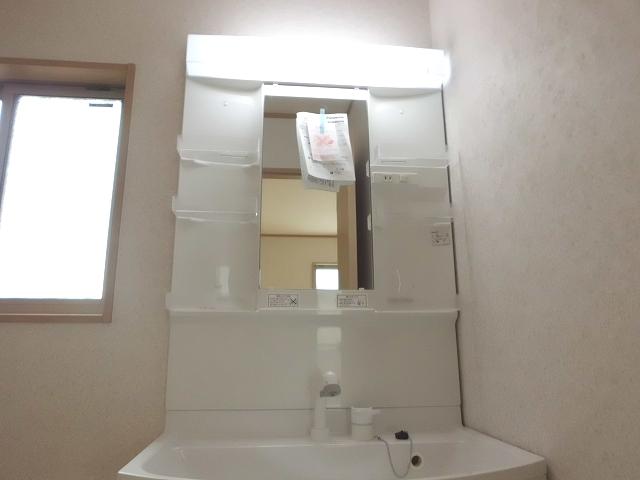Wash basin, toilet. Vanity convenient storage is also attached to both sides. Very active in the morning of the shampoo because it became a shower Dresser formula