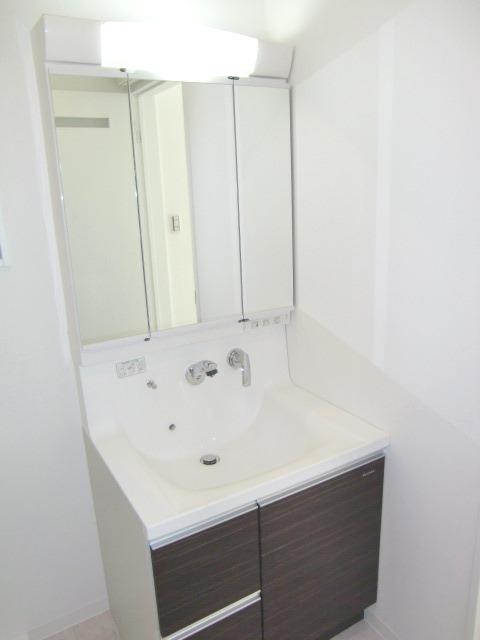 Wash basin, toilet. Room (August 2013) Shooting