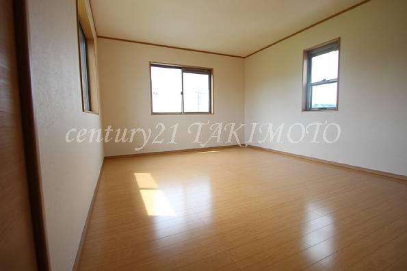 Non-living room. Storage space equipped in each room! !