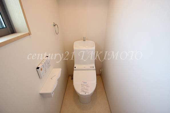 Toilet. Pat ventilation There is a window in the toilet! !