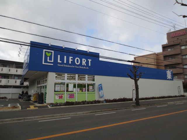 Dorakkusutoa. Raifoto scrap 150m is to the store (drugstore)