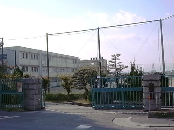 Junior high school. 1805m to Tsuda Junior High School