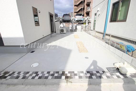 Parking lot. Three available parking your car! !