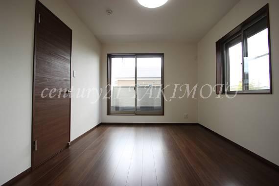 Non-living room. Storage space is abundant! !