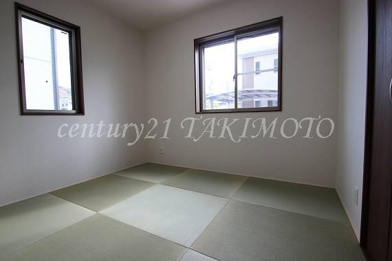 Non-living room. Facing south in the bright Japanese-style room